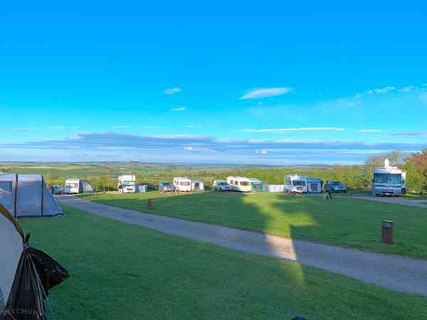 Emplacement pour camping-car sur sol dur avec électricité