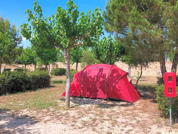 Staplaats voor een tent op grind en aarde , met elektriciteit