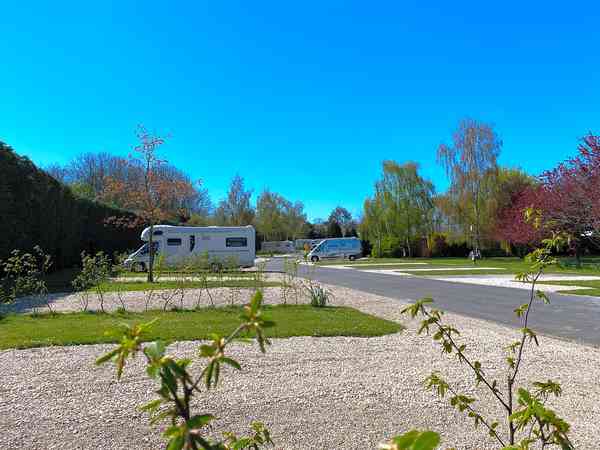 Emplacement pour véhicule de tourisme sur sol dur avec électricité