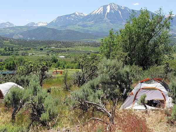 Non-electric forest floor tent pitch