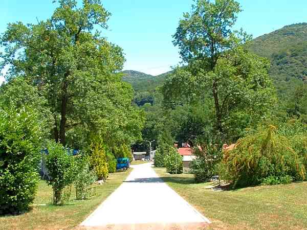 Piazzola su erba e terra con elettricità