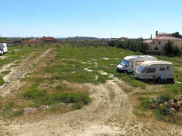 Emplacement pour autocaravane sur herbe et sur sol en terre sans électricité