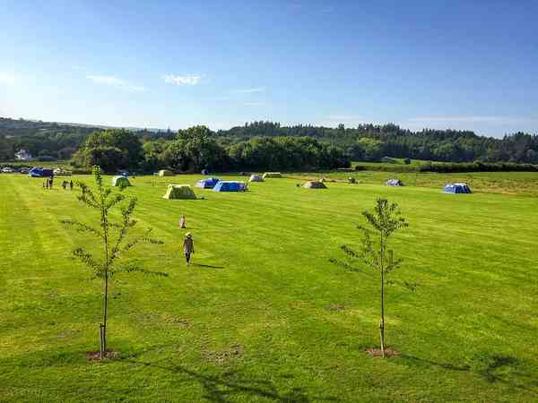 Piazzola tenda su erba senza elettricità