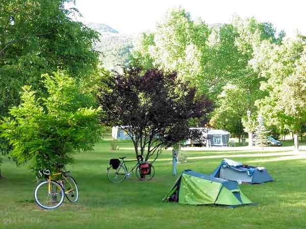 Emplacement pour tente, pour caravane pliante ou pour caravane sur sol dur et herbe avec électricité optionnelle