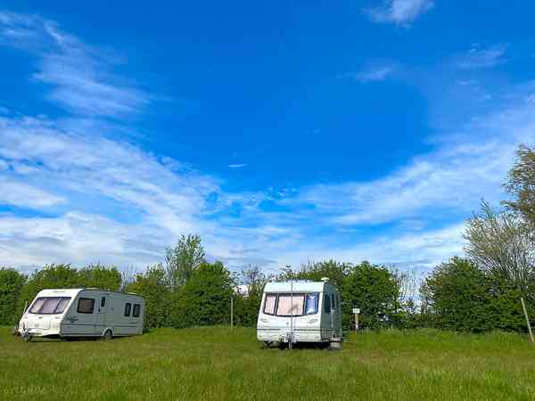 Gras- und erdbedeckter Stellplatz mit Stromanschluss