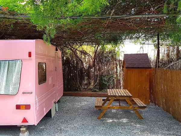 Rosa vaste caravan' 1 slaapkamer