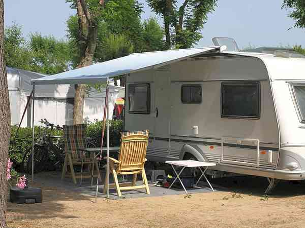 Emplacement sur herbe et sur sable avec branchements d'eau, d'égout et d'électricité