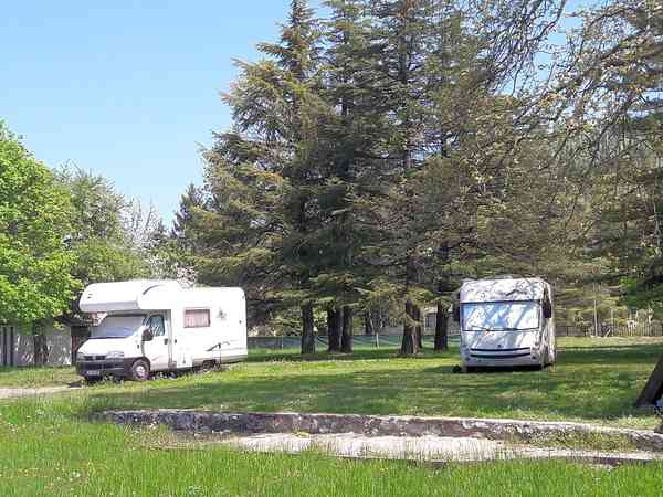 Piazzola camper su erba completamente attrezzata