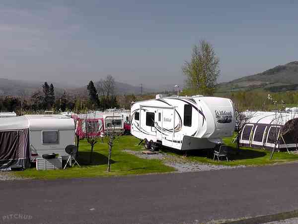 Emplacement pour véhicule de tourisme sur sol dur et herbe avec électricité optionnelle