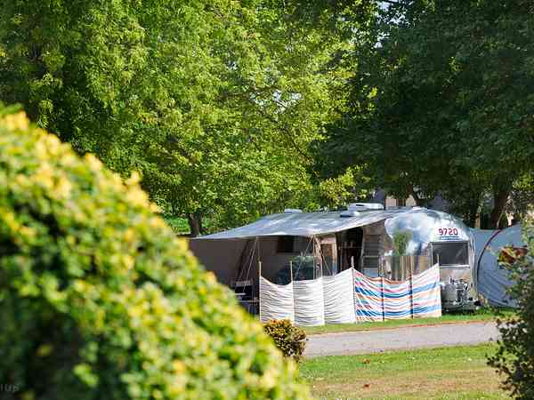 Emplacement pour véhicule de tourisme sur herbe avec électricité (confort)