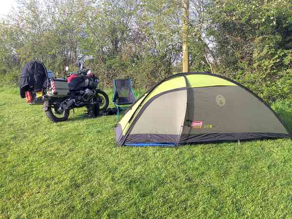 Parcel·la de gespa sense electricitat per a tenda de campanya o per a remolc tenda
