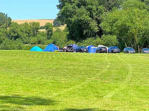 Piazzola su erba senza elettricità