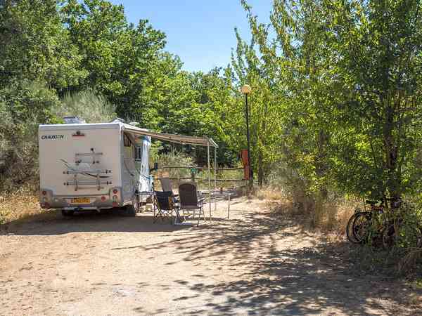 Emplacement pour autocaravane sur gravier et sur sol en terre avec électricité optionnelle