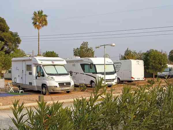 Parcel·la de graveta amb electricitat per a caravanes (gran)