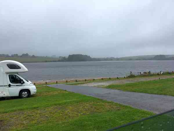 Areal til autocamper med hårdt underlag med elektricitet