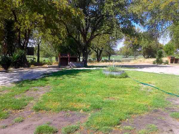 Parcela de césped y gravilla con electricidad