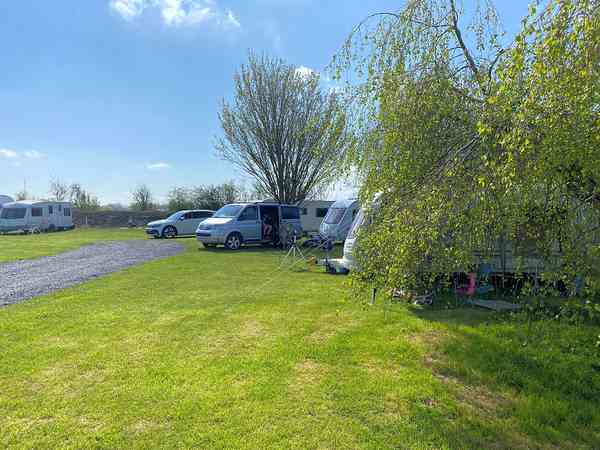Emplacement sur herbe avec électricité