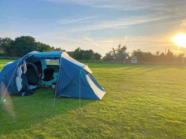Piazzola camper Poppy su erba senza elettricità