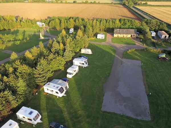 Front field and shower block: hardstandings are in the middle Front field and shower block: hardstandings are in the middle