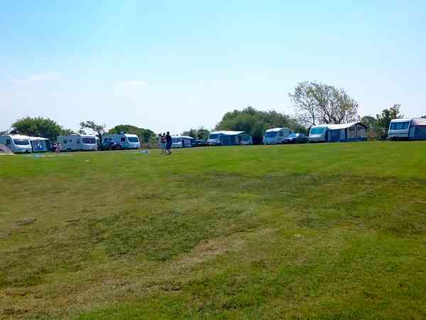 Emplacement pour caravane sur herbe avec branchements d'eau, d'égout et d'électricité