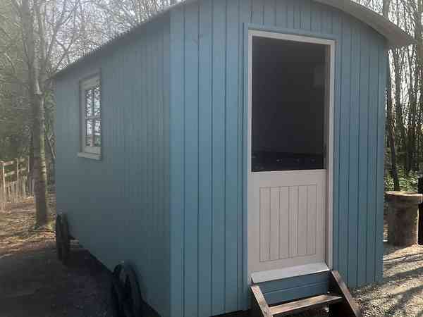 Shepherd's hut (2 adults and 1 child)