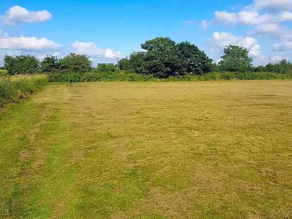 Emplacement sur herbe sans électricité
