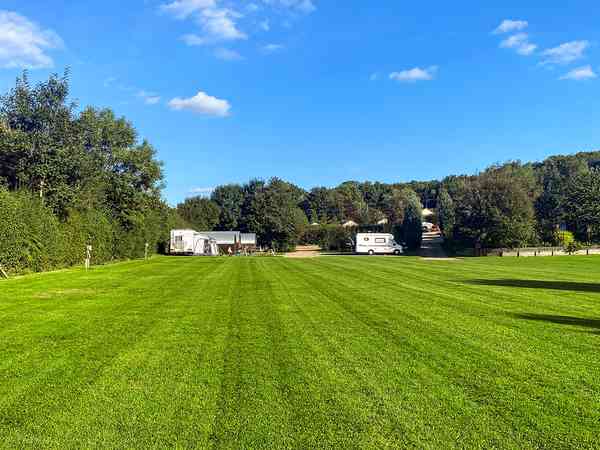 Emplacement sur herbe avec électricité