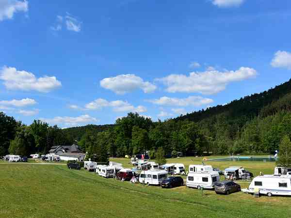 Emplacement pour caravane pliante sur herbe avec électricité optionnelle