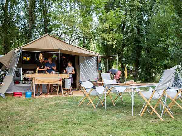 Parcel·la de gespa amb electricitat opcional per a tenda de campanya o per a remolc tenda