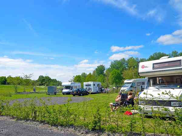 Staplaats voor camper op harde ondergrond en gras volledig uitgerust (aan het water, groot, maximaal 8 meter)
