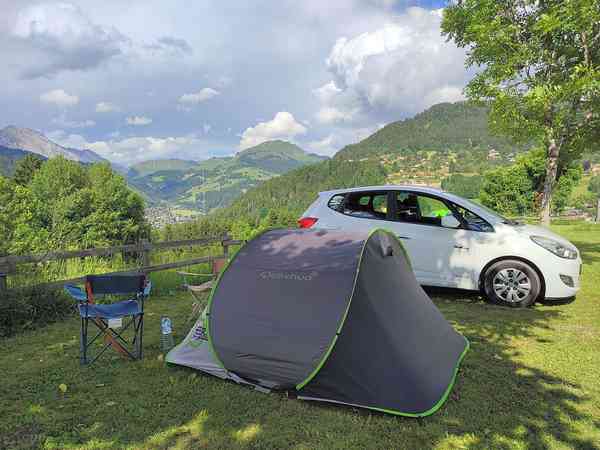 Emplacement pour tente ou pour caravane pliante sur herbe avec électricité optionnelle