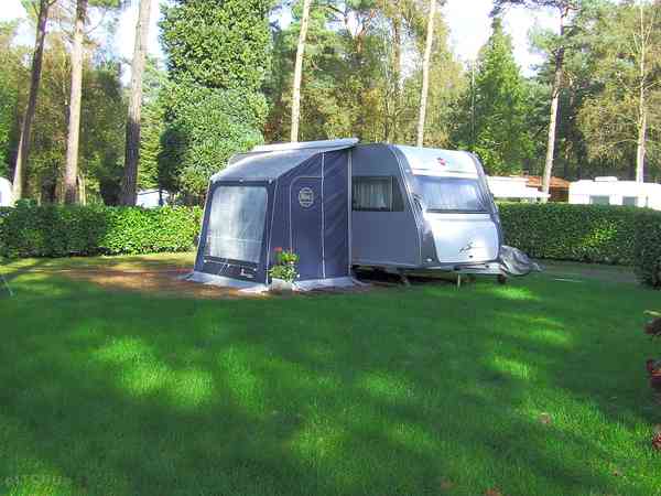 Op harde ondergrond staplaats voor camper , met elektriciteit