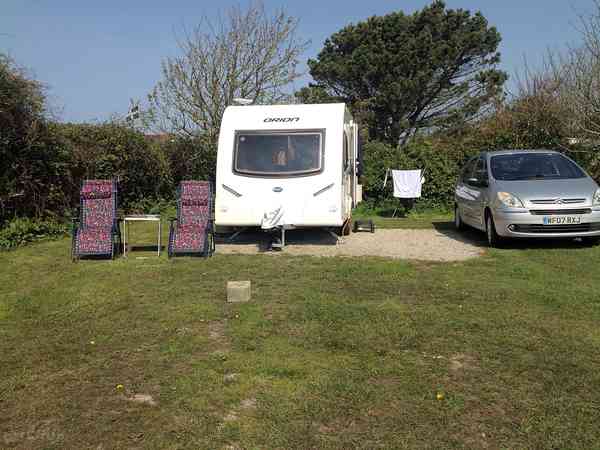 Staplaats voor caravan en camper op harde ondergrond en gras , met elektriciteit