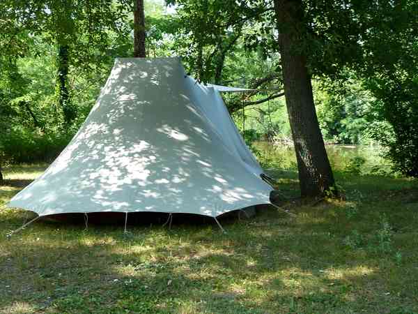 Emplacement pour tente ou pour caravane pliante sur sol dur et herbe avec électricité optionnelle