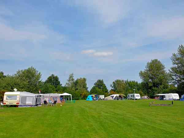 Parcel·la de gespa amb electricitat per a caravana