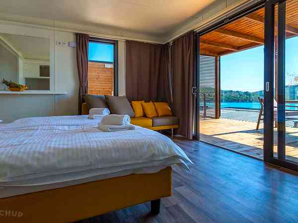 Open space with a kingsize bed and sea view Open space with a kingsize bed and sea view
