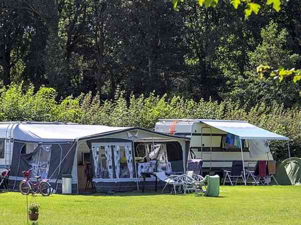 Op gras staplaats volledig uitgerust