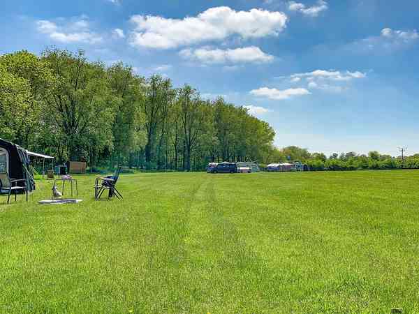Emplacement pour véhicule de tourisme sur herbe sans électricité