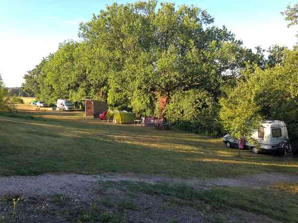Emplacement pour tente ou pour caravane pliante sur herbe avec électricité
