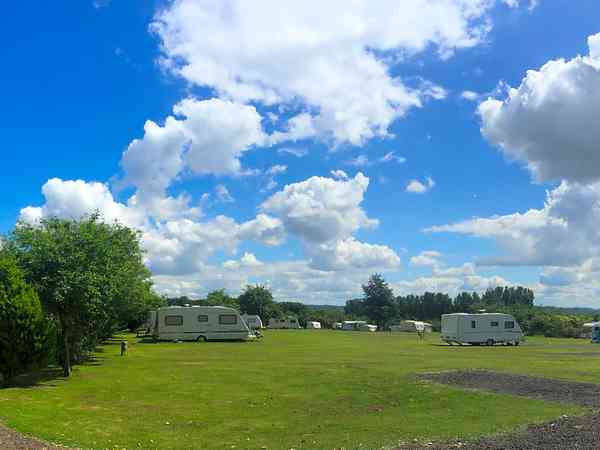 Parcela de suelo duro con electricidad para caravanas y autocaravanas