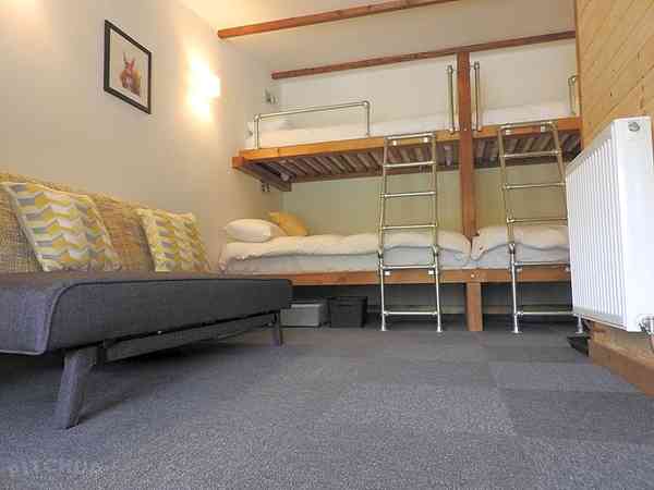 Built-in bunks: two doubles and two singles, with linen included Built-in bunks: two doubles and two singles, with linen included
