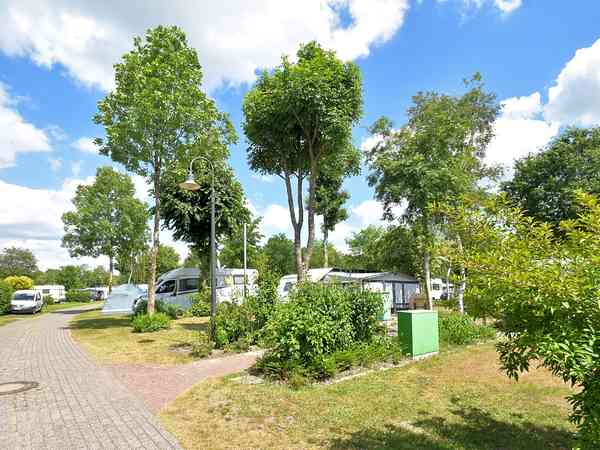 Befestigter und grasbewachsener Wohnwagen-Stellplatz mit optionalem Stromanschluss (Komfort)