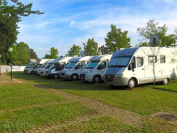 Emplacement pour caravane avec branchements d'eau, d'égout et d'électricité