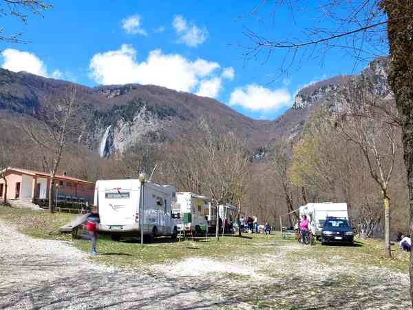 Piazzola camper su erba con elettricità