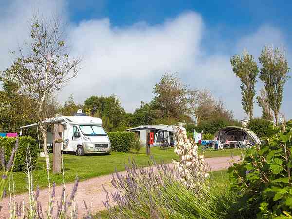 Emplacement sur herbe avec électricité