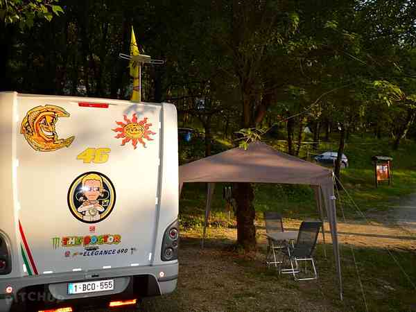 Θέση για αυτοκινούμενο τροχόσπιτο με ρεύμα