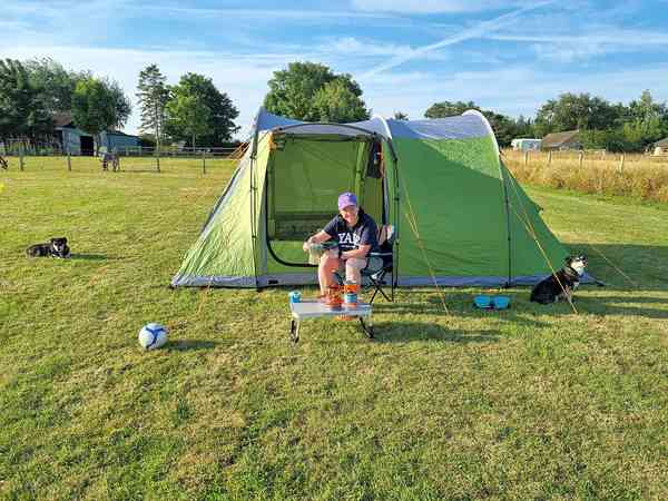 Staplaats voor een tent op gras zonder elektriciteit