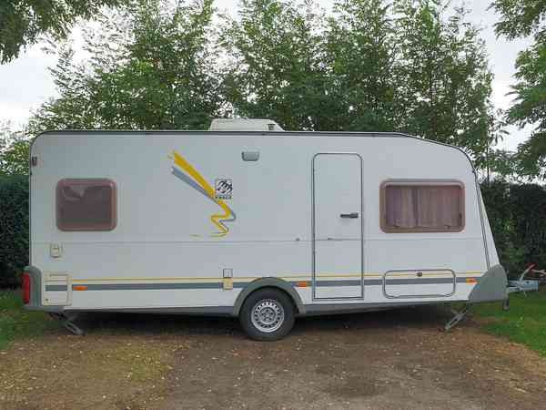 Knaus Sudwind 450 F vaste caravan' 1 slaapkamer