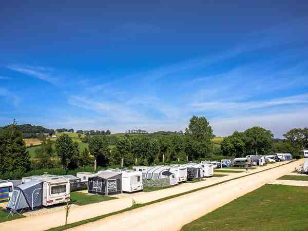 Plass for campingvogn på hardt underlag , med strøm