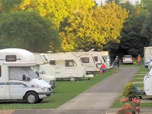 Emplacement pour caravane sur herbe avec électricité